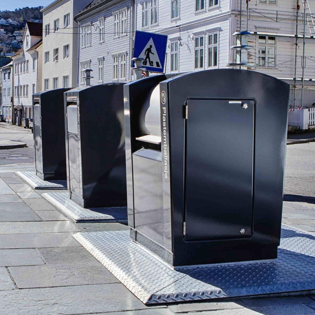 Nedgravd søppelcontainer under bakken - Strømbergs AS