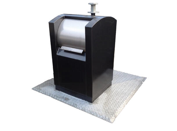 Nedgravd søppelcontainer under bakken