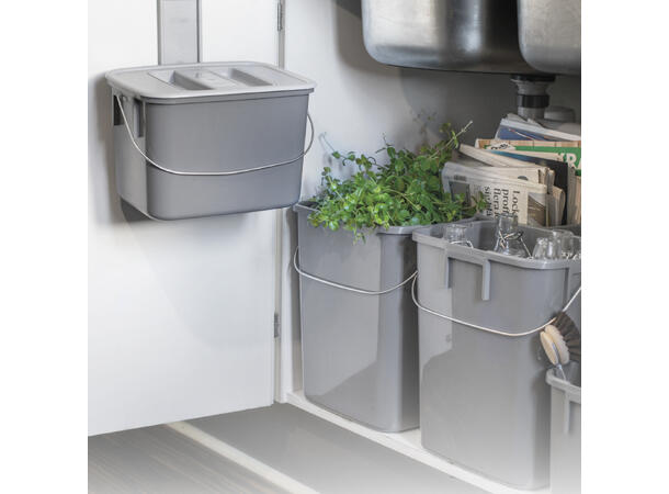 Kildesortere avfall under kjøkkenbenken